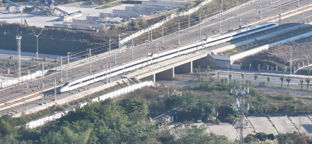 G5501次列车即将驶入玉林北站。 通讯员 陈健 摄