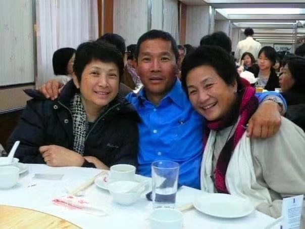 左起保佩、业成、佩佩，姊弟妹情深。