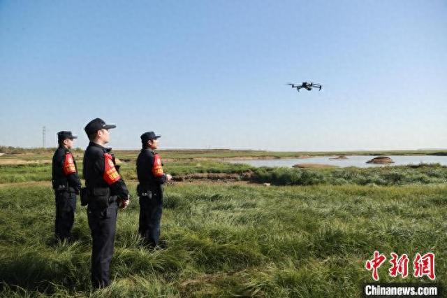 图为江西九江市共青城市公安局苏家垱派出所民辅警利用无人机在鄱阳湖周边巡查。刘志坚 摄