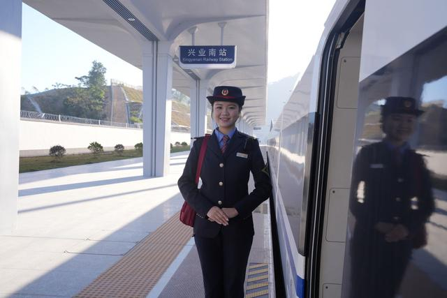 列车长正在兴业南站立岗。 通讯员 吕松洋 摄