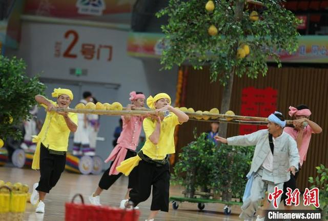 图为《柚子飘香》中比赛运输柚子。黄兴鸿 摄