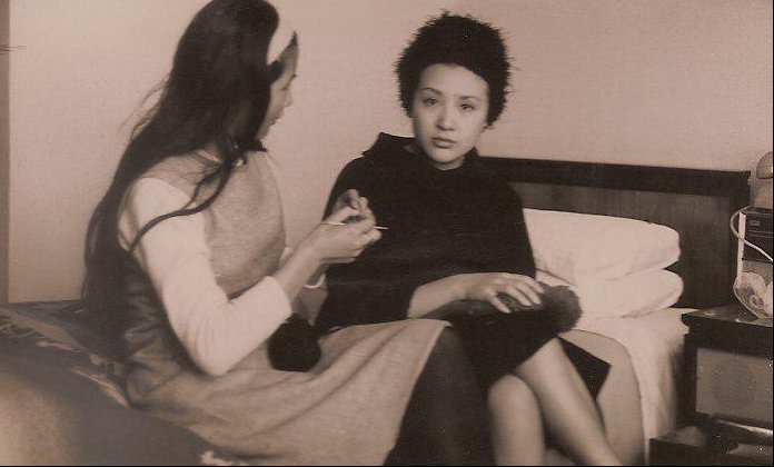 上世纪六十年代中，作者江青（右）和鄭佩佩在台北旅馆谈心。