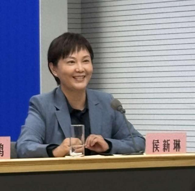 侯新琳在发布会上分享成功救治西藏患儿的经历时，忍不住露出了笑容。中青报·中青网记者 刘昶荣/摄