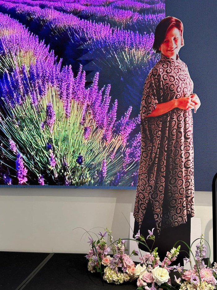 2024年11月9日 追思会上的郑佩佩立像