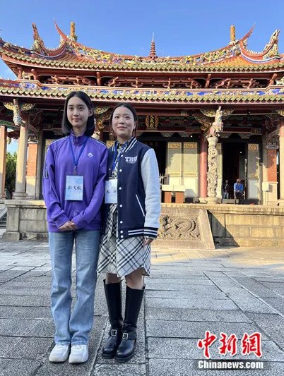 11月28日，大陆高校师生团参观台北孔庙。图为清华大学学生彭弋航（左）和杨倩。中新社记者路梅摄