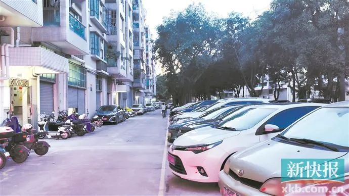 ■小区内停满了汽车。