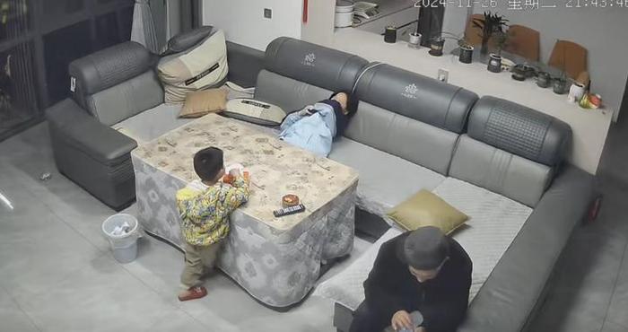 女孩突然倒下抽搐，手脚都肿了！这个习惯很多人都有...