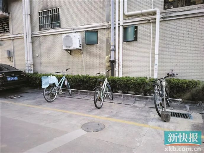 ■有车位被自行车、棍子占着。