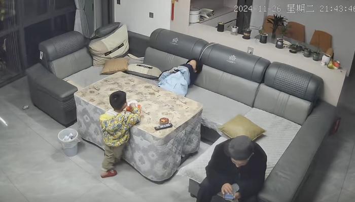 女孩突然倒下抽搐，手脚都肿了！这个习惯很多人都有