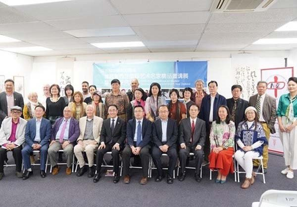 主要嘉宾与画家们合影展览现场:记者采访:展览交流花絮:前 言--陈子兮