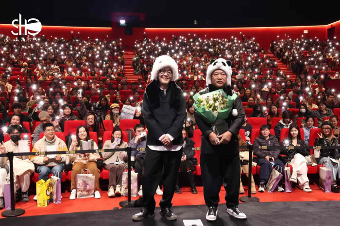 利利·弗兰克和是枝裕和戴上粉丝送的熊猫帽