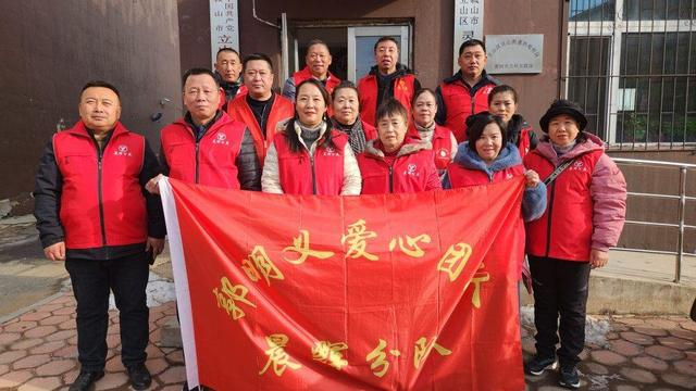 郭明义爱心团队助力社区燃气安全排查