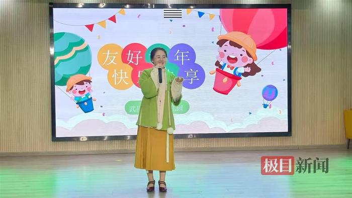 小朋友拉着小小朋友，幼儿园开展早教体验