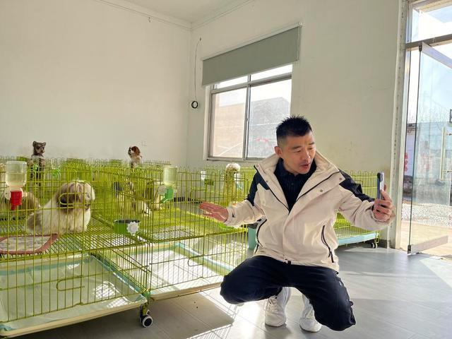 李言涛在短视频平台直播。