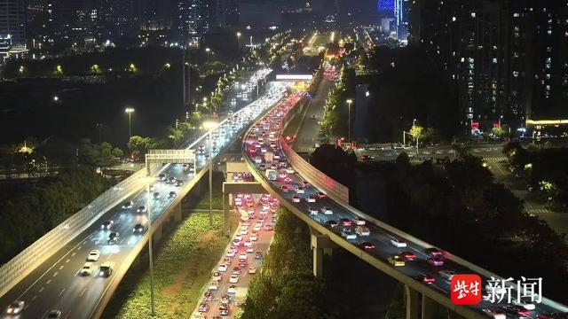 2日晚6点半绕城公路往江心洲大桥方向双向车多缓行 宋峤 摄