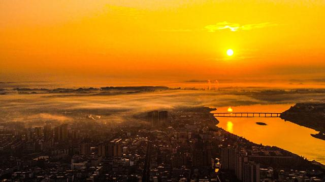 日出下的县城与青衣江（范自节 摄）