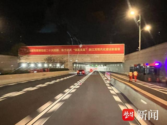 2日晚6点燕子矶隧道北向南车流量不大 王涛 摄