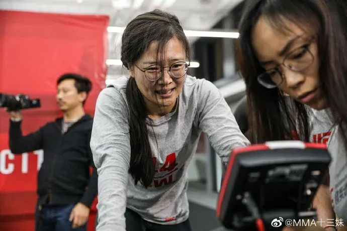 石铭在UFC训练中心参加训练。（图/微博@MMA十三妹）