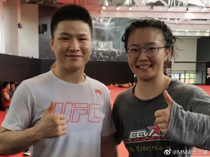 石铭与张伟丽合照。（图/微博@MMA十三妹）