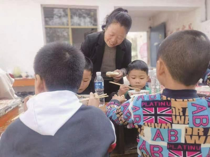 陈玉文和爱心小屋的孩子们在一起。