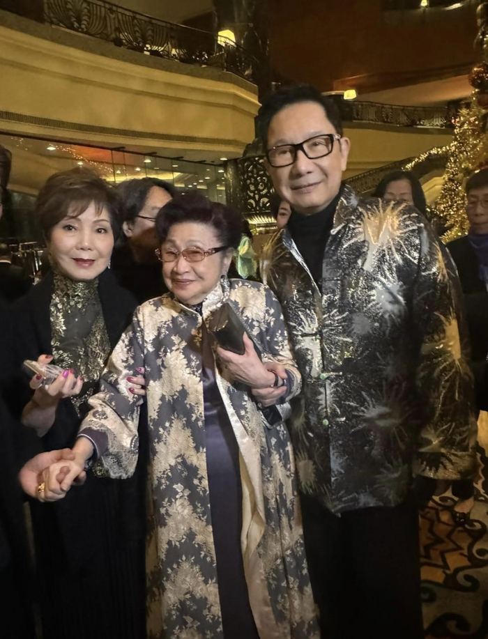 任剑辉逝世35周年晚宴,96岁白雪仙优雅现身不显老,梁安琪好朴素|粤剧|香港|活动|徒弟|合作_新浪新闻