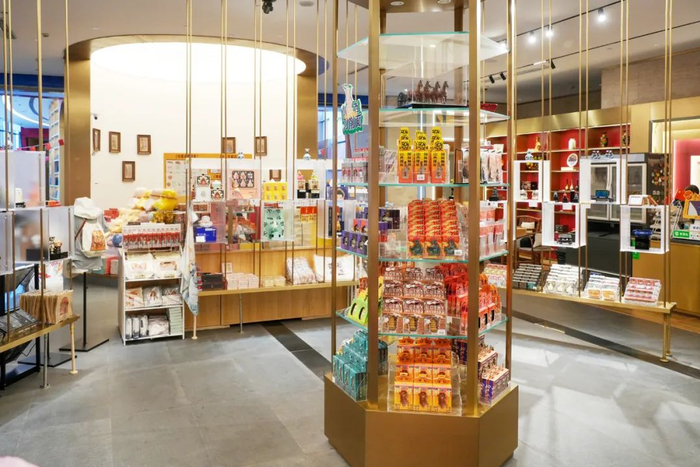 太原博物馆文创展厅内，玲琅满目的货品整齐排列。