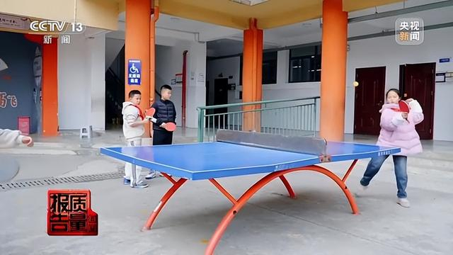 小学生正在打乒乓球