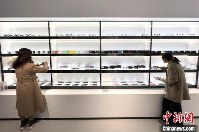 图为出席活动的嘉宾在奉节眼镜企业参观。肖江川 摄