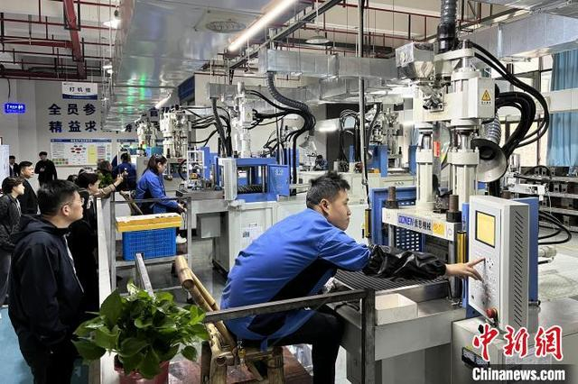 图为出席活动的嘉宾参观奉节眼镜企业生产车间。肖江川 摄