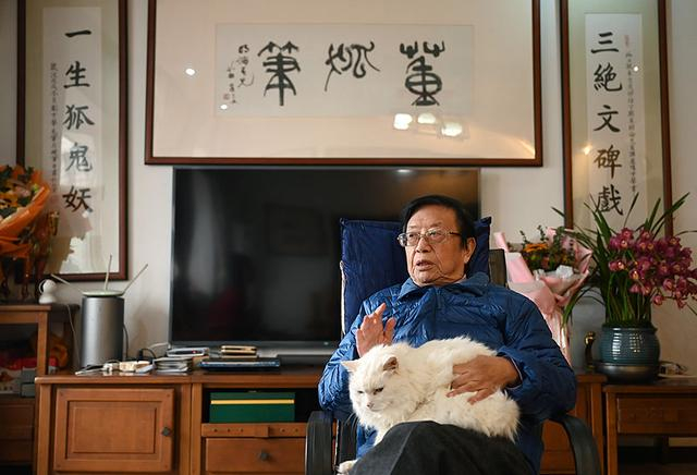 魏明伦与猫。视觉中国供图