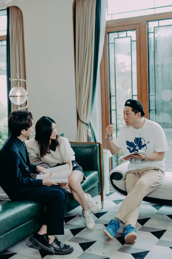 霸总短剧拍摄现场，胡玉羽正在讲戏