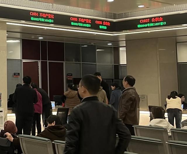 市政务服务中心不动产登记综合办理区，等着缴契税的市民。施文/摄