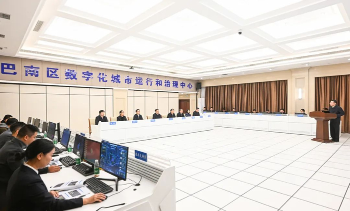 12月4日下午，在巴南区数字化城市运行和治理中心，市委书记袁家军听取当地推进数字重庆建设情况汇报。记者 苏思 摄/视觉重庆