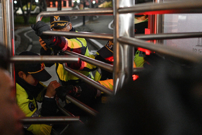 当地时间12月4日，警方试图阻止人们进入国会大厦。