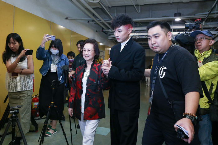 2023年8月19日，台北，琼瑶60周年演唱会举行，古巨基牵着琼瑶步入会场VIP观众席。