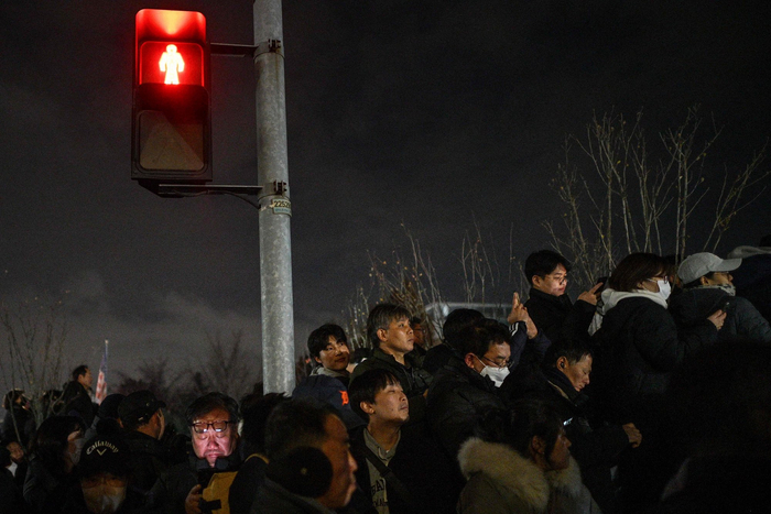 当地时间2024年12月4日，韩国首尔，民众在国会大厦外聚集。