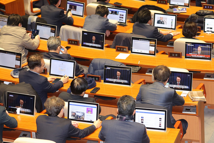 当地时间12月4日，韩国首尔，议员国会内观看韩国总统尹锡悦关于解除戒严令的电视直播。