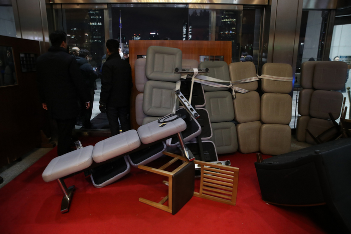 当地时间12月3日，韩国首尔，韩国国会前的路障。