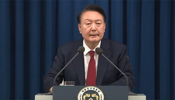 韩国总统尹锡悦发表讲话，宣布解除戒严 视频截图