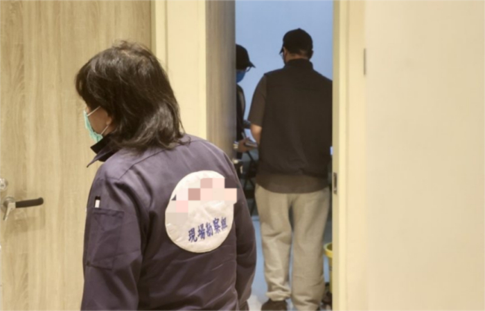 台检察官与新北市刑事鉴定人员于台北怀爱馆检验琼瑶遗体。图源：联合新闻网