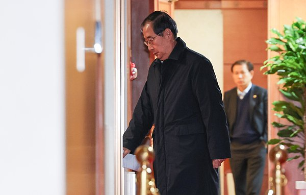 12月4日，韩国国会通过要求解除戒严令的决议后，韩德洙走出政府大楼