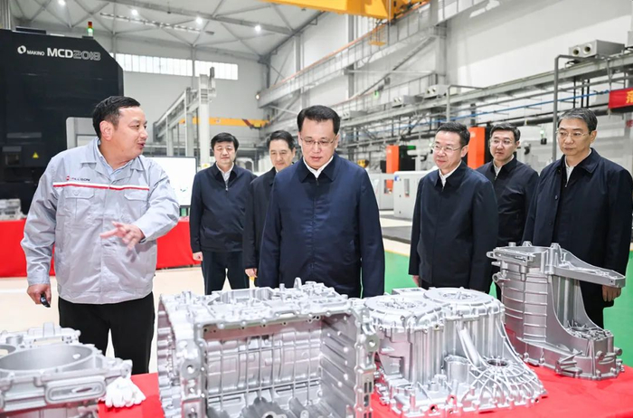 12月4日下午，市委书记袁家军在重庆美利信科技公司调研。记者 苏思 摄/视觉重庆