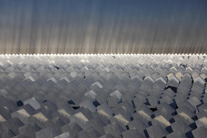 这是11月30日拍摄的阿克塞汇东新能源光热+光伏试点项目的镜场。新华社记者 陈斌 摄