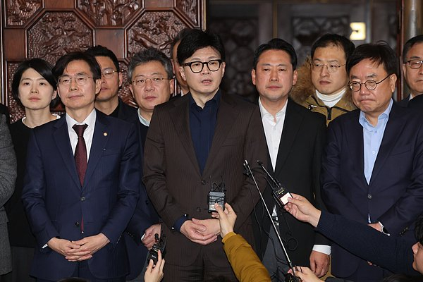 12月4日，韩国国民力量党党首韩东勋发表讲话