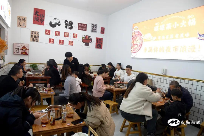 火锅店里的温暖与幸福 吴苗 摄