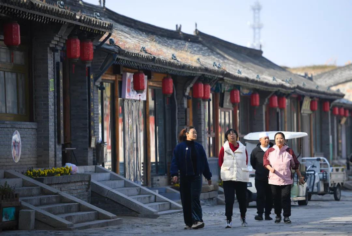 随着城镇化的兴起，孝道伦理的公共性在村庄慢慢瓦解了 /  新华社记者陈钟昊 摄