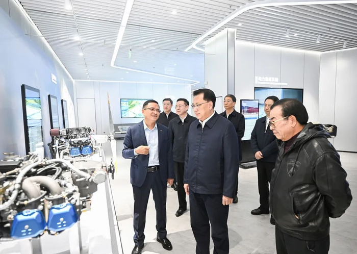 12月4日下午，在重庆宗申航空发动机制造公司，市委书记袁家军观看航空发动机产品展示。记者 苏思 摄/视觉重庆