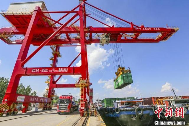 马鞍山郑蒲港码头正在装载运输集装箱。马鞍山郑蒲港新区 供图