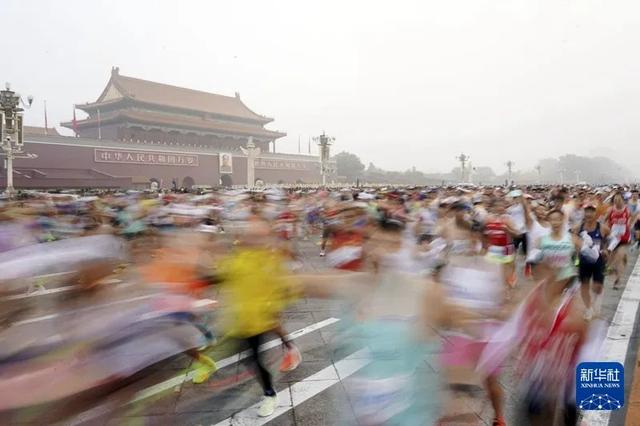 11月3日，参赛选手奔跑在长安街上。当日，2024北京马拉松赛暨全国马拉松锦标赛（第3站）鸣枪开跑。新华社记者 张晨霖 摄