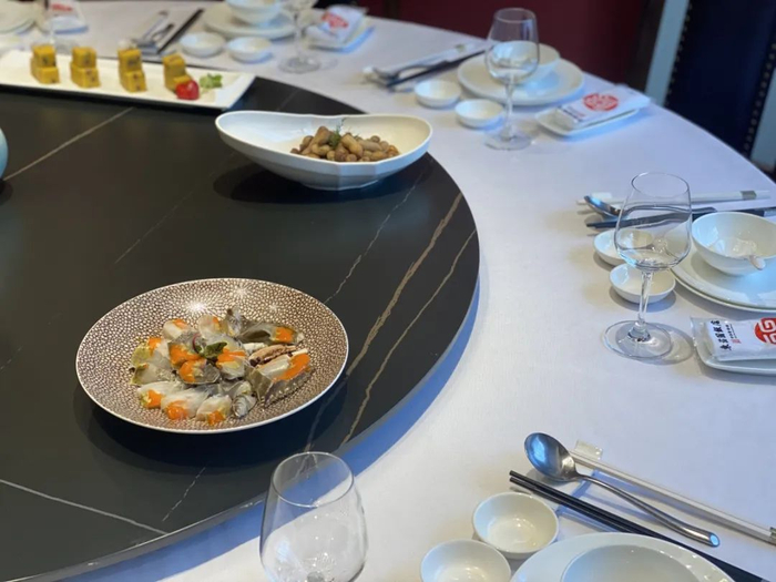 冷菜上桌。崔宁 摄